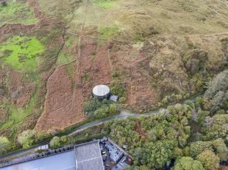 Foto de Vista aérea del tanque de almacenamiento de agua Kilcar en el Condado de Donegal - Irlanda. - Imagen libre de derechos