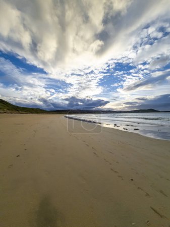 Foto de Hermosas nubes de cúmulos sobre Narin Strand, una hermosa gran playa de bandera azul en Portnoo, Condado de Donegal - Irlanda - Imagen libre de derechos