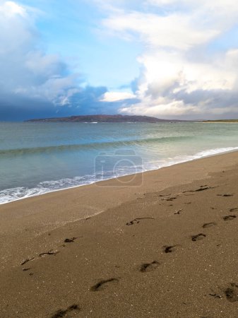 Foto de Huellas de pies en Narin Strand, una hermosa playa de bandera azul grande en Portnoo, Condado de Donegal - Irlanda - Imagen libre de derechos