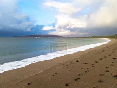 Téléchargez les photos : Empreintes de pieds à Narin Strand, une belle grande plage de drapeau bleu à Portnoo, comté de Donegal - Irlande - en image libre de droit