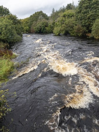 Téléchargez les photos : La rivière Owenea par Ardara dans le comté de Donegal - Irlande. - en image libre de droit