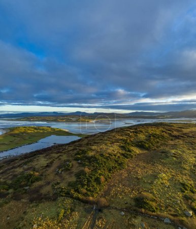 Téléchargez les photos : Vue aérienne de la colline de Castlegoland par Portnoo - Comté de Donegal, Irlande - en image libre de droit