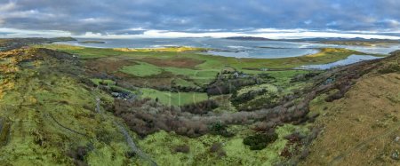 Foto de Vista aérea de la colina Castlegoland por Portnoo - Condado de Donegal, Irlanda - Imagen libre de derechos