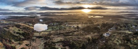 Téléchargez les photos : Vue aérienne d'un Portnoo brumeux, comté de Donegal - Irlande. - en image libre de droit