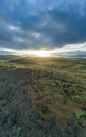 Téléchargez les photos : Vue aérienne de la colline de Castlegoland par Portnoo - Comté de Donegal, Irlande - en image libre de droit