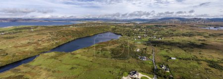 Luftaufnahme des Lough fad im Morgennebel, County Donegal, Republik Irland.