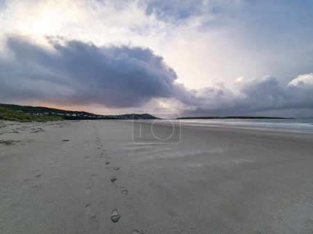 Téléchargez les photos : Nuages dramatiques au-dessus de Narin Strand, une belle grande plage drapeau bleu à Portnoo, comté de Donegal - Irlande - en image libre de droit