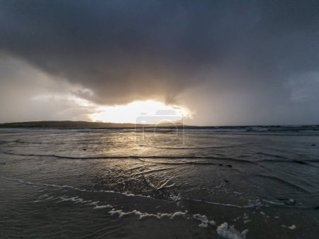 Dramatische Wolken über Narin Strand, einem schönen großen Strand mit blauer Flagge in Portnoo, County Donegal - Irland