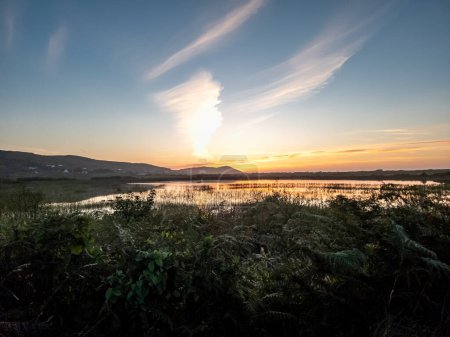 Téléchargez les photos : Coucher de soleil au lac Clooney à Narin par Portnoo, comté de Donegal - Irlande. - en image libre de droit