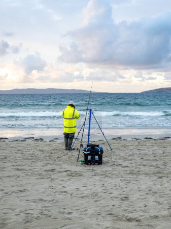Foto de 20 hombre están compitiendo en un concurso de pesca en la playa - Imagen libre de derechos