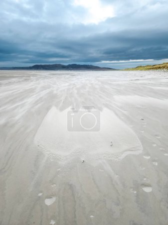 Foto de Tormenta de arena formando un tulipán en la playa de Dooey por Lettermacaward en el Condado de Donegal - Irlanda. - Imagen libre de derechos