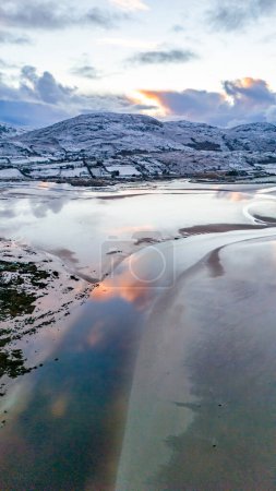 Foto de Vista aérea de una Ardara nevada en el Condado de Donegal - Irlanda. - Imagen libre de derechos