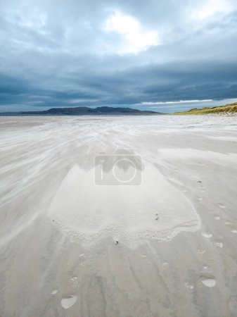 Foto de Tormenta de arena formando un tulipán en la playa de Dooey por Lettermacaward en el Condado de Donegal - Irlanda. - Imagen libre de derechos