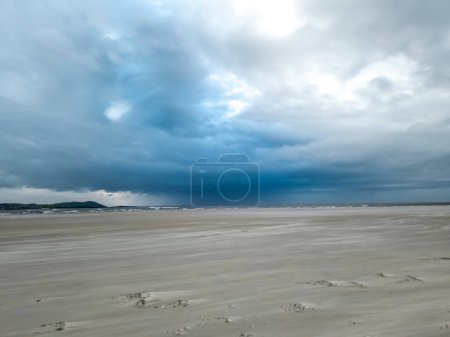 Téléchargez les photos : Tempête de sable sur la plage de Dooey par Lettermacaward dans le comté de Donegal - Irlande. - en image libre de droit