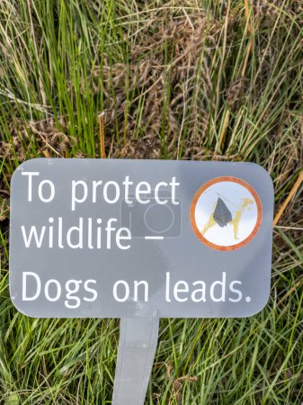 Téléchargez les photos : S'il vous plaît garder votre chien sur une information de plomb pour protéger la faune. - en image libre de droit