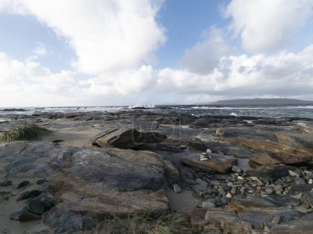 Foto de Las rocas de Carrickfad por Portnoo en Narin Strand en el Condado de Donegal Irlanda. - Imagen libre de derechos