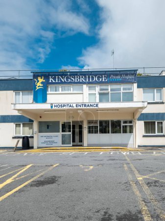 Téléchargez les photos : SLIGO, IRLANDE - 20 JUILLET 2023 : Kingsbridge fournit des soins de santé privés dans le Nord-Ouest. - en image libre de droit