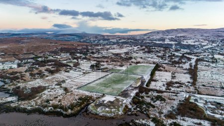 Foto de Vista aérea de una Ardara nevada en el Condado de Donegal - Irlanda. - Imagen libre de derechos