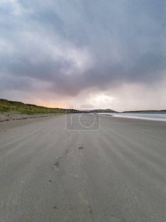 Foto de Dramáticas nubes sobre Narin Strand, una hermosa gran playa de bandera azul en Portnoo, Condado de Donegal - Irlanda - Imagen libre de derechos