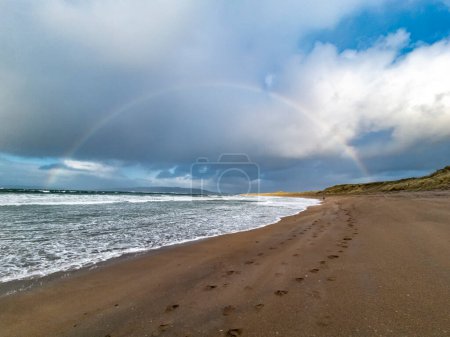 Hermoso arco iris en la playa de Portnoo Narin en el Condado de Donegal - Irlanda.
