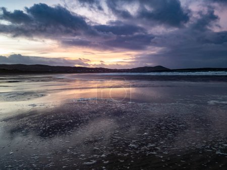 Foto de Hermosa puesta de sol en la playa de Portnoo Narin en el Condado de Donegal - Irlanda - Imagen libre de derechos