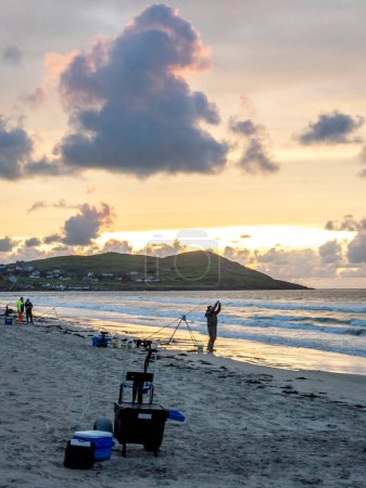 Foto de PORTNOO, CONDADO DE DONEGAL, IRLANDA - 16 DE SEPTIEMBRE DE 2023: 20 hombre están compitiendo en un concurso de pesca en la playa. - Imagen libre de derechos
