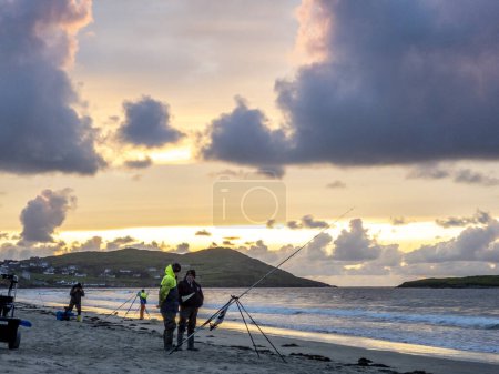 Foto de PORTNOO, CONDADO DE DONEGAL, IRLANDA - 16 DE SEPTIEMBRE DE 2023: 20 hombre están compitiendo en un concurso de pesca en la playa. - Imagen libre de derechos