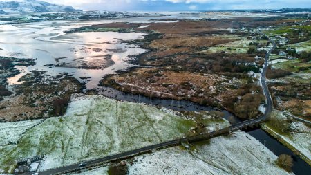 Foto de Vista aérea de un río Ardara y Owenea cubierto de nieve en el Condado de Donegal - Irlanda. - Imagen libre de derechos