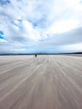 Téléchargez les photos : Tempête de sable sur la plage de Dooey par Lettermacaward dans le comté de Donegal - Irlande. - en image libre de droit