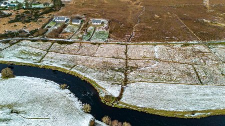 Luftaufnahme eines schneebedeckten Ardara und Owenea Flusses in der Grafschaft Donegal - Irland.