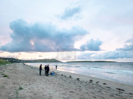 Téléchargez les photos : PORTNOO, COUNTY DONEGAL, IRLANDE - 16 SEPTEMBRE 2023 : 20 l'homme participe à une compétition de pêche sur la plage. - en image libre de droit