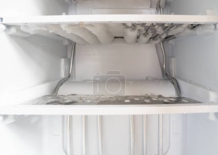 Téléchargez les photos : Glace au congélateur, Dégivrage du réfrigérateur et du congélateur. - en image libre de droit