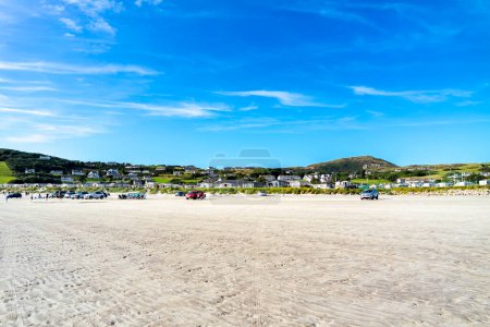Foto de DOWNINGS, IRLANDA - 31 JULIO 2022: El parque de caravanas está muy cerca de la playa. - Imagen libre de derechos