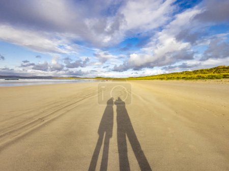Téléchargez les photos : Ombre de couple profitant de la plage. - en image libre de droit