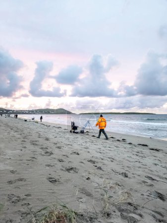 Foto de 20 hombre están compitiendo en un concurso de pesca en la playa - Imagen libre de derechos