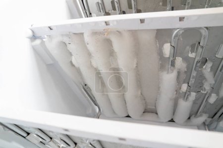 Foto de Hielo en el congelador, Descongelación de la nevera y el congelador. - Imagen libre de derechos