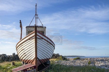 Téléchargez les photos : Ancien bateau de pêche sur terre ferme dans le comté de Donegal, Irlande. - en image libre de droit
