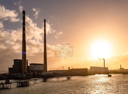 Foto de DUBLÍN, IRLANDA - 03 DE MARZO DE 2019: Central eléctrica de Poolbeg en el puerto. - Imagen libre de derechos