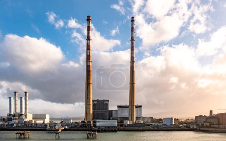 Foto de DUBLÍN, IRLANDA - 03 DE MARZO DE 2019: Central eléctrica de Poolbeg en el puerto. - Imagen libre de derechos