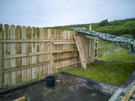 Téléchargez les photos : Concept de construction d'une clôture en bois. - en image libre de droit