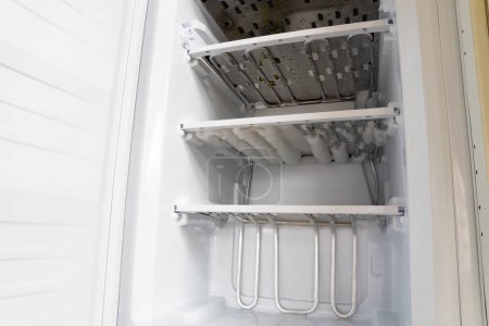 Téléchargez les photos : Glace au congélateur, Dégivrage du réfrigérateur et du congélateur. - en image libre de droit