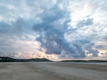 Schöner Sonnenuntergang am Strand von Portnoo Narin in der Grafschaft Donegal - Irland.