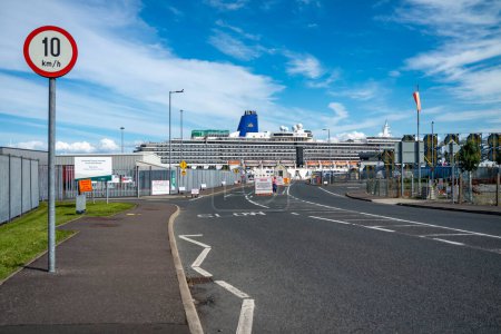 Foto de KILLYBEGS, IRLANDA - 16 DE MAYO DE 2023: La Arcadia espera pasajeros en el puerto. - Imagen libre de derechos