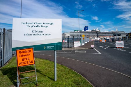 Foto de KILLYBEGS, IRLANDA - 16 DE MAYO DE 2023: La señal en la rotonda muestra el camino hacia el puerto. - Imagen libre de derechos