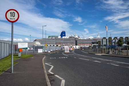 Téléchargez les photos : KILLYBEGS, IRLANDE - 16 MAI 2023 : Les Arcadia attendent les passagers dans le port. - en image libre de droit
