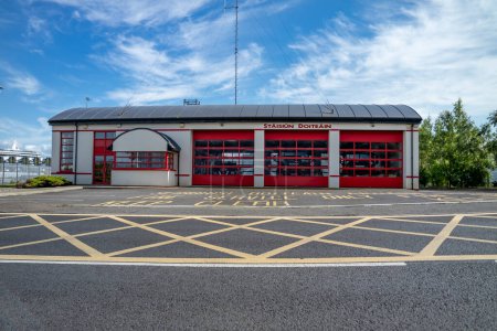 Foto de KILLYBEGS, IRLANDA - 16 MAYO 2023: La estación de bomberos está cerca del puerto. - Imagen libre de derechos