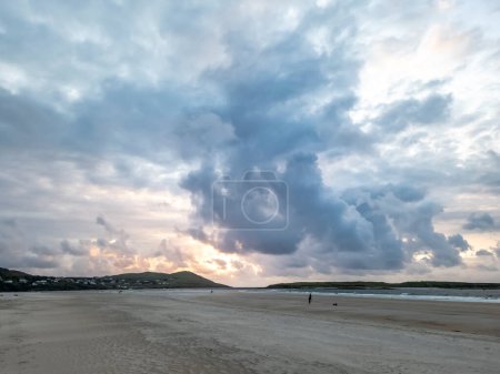 Hermosa puesta de sol en la playa de Portnoo Narin en el Condado de Donegal - Irlanda.