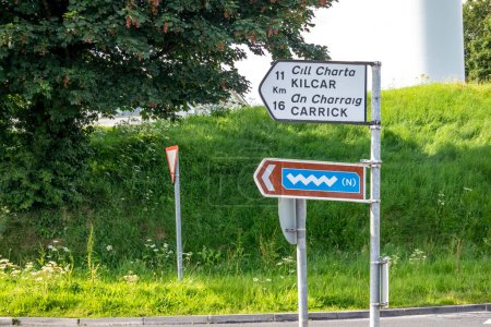 Foto de KILLYBEGS, IRLANDA - 16 DE MAYO DE 2023: La señal en la rotonda muestra el camino a Kilcar y Carrick. - Imagen libre de derechos