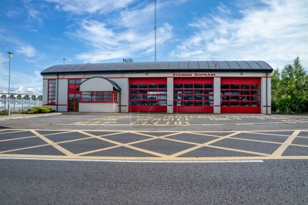 Foto de KILLYBEGS, IRLANDA - 16 MAYO 2023: La estación de bomberos está cerca del puerto. - Imagen libre de derechos