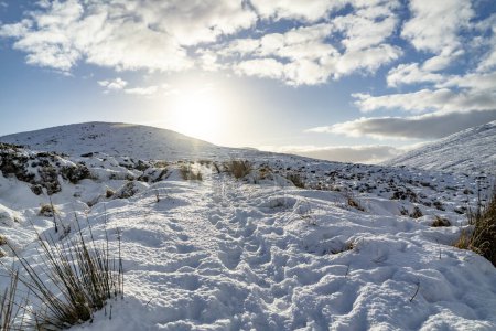 Parque Nacional Glenveagh cubierto de nieve, Condado de Donegal - Irlanda.